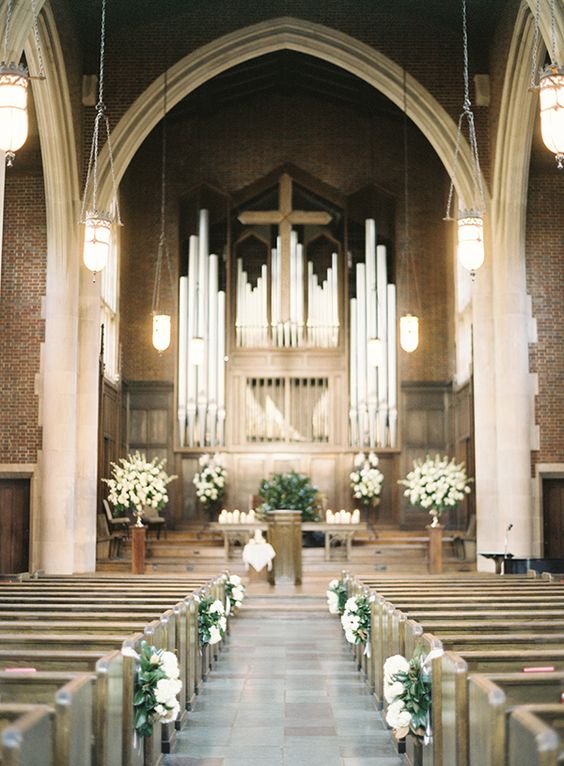 Dekoracja kościoła na ślub żywymi kwiatami