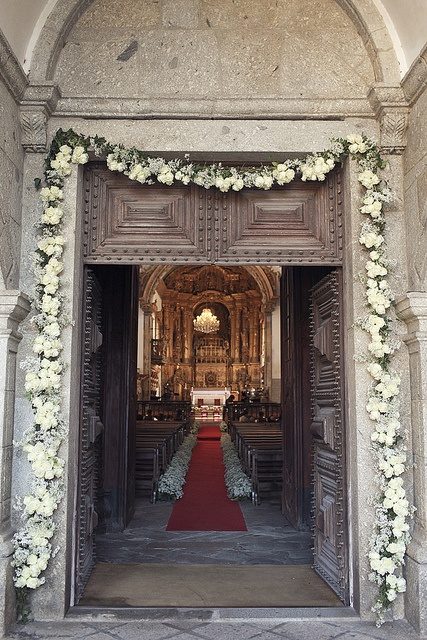 Dywan jako dekoracja kościoła na ślub