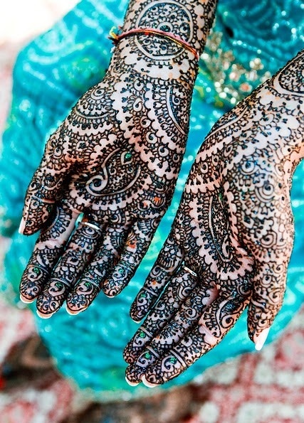 Dłonie Panny Młodej pomalowane henną - indyjski ślub