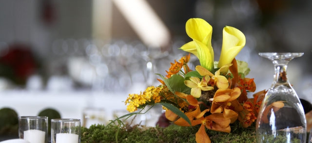 Dekoracja stołu weselnego mchem i kwiatami