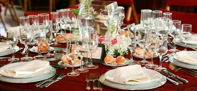 Bordowy obrus na weselnym stole