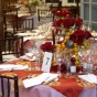 Czerwony obrus i róże na stole weselnym