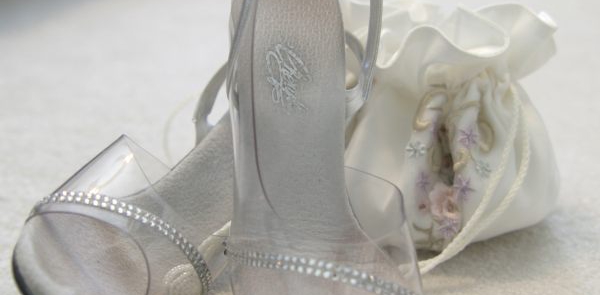 Przeźroczyste buty ślubne