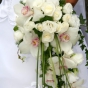 Wiązanka kaskadowa z białych orchidei i róż