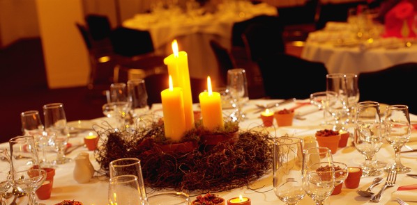 Gniazdo dla świec - oryginalna dekoracja stołu weselnego