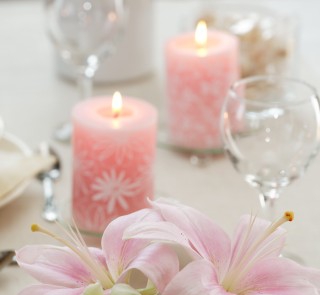 Romantyczna dekoracja z lilii i świec