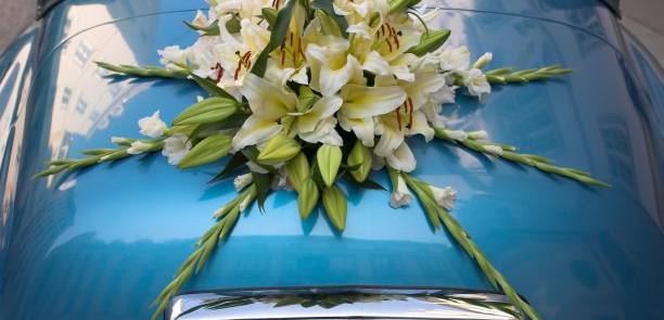 Bukiet z lilii i mieczyków ozdobą ślubnego auta retro