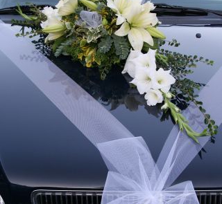 Wiązanka z kwiatów na karoserii auta ślubnego