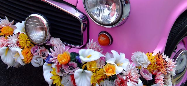 Dekoracja różowego auta retro
