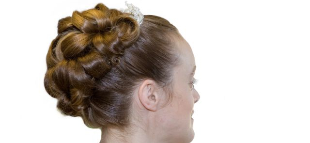 Pasma włosów wysoko upięte we fryzurę ślubną
