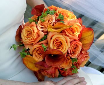 Herbaciane kantadeski i róże w wiązance ślubnej