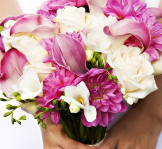 Kantadeski z różami, frezjami i daliami w bukiecie ślubnym