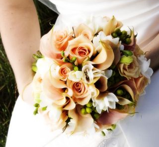 Bukiet ślubny - kantadeski, róże, frezje i owoce dziurawca