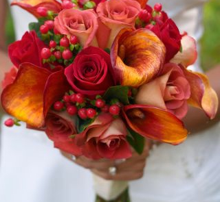 Kwiaty do ślubu - kantadeski, róże i owoce dziurawca