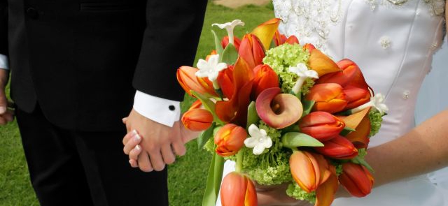 Tulipany, kantadeski, hortensja w bukiecie ślubnym