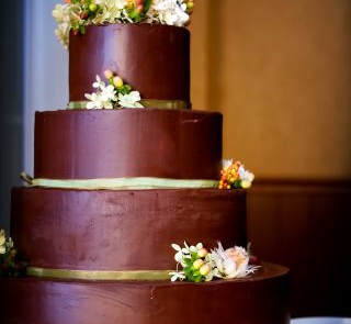 Tort czekoladowy przystrojony kwiatami