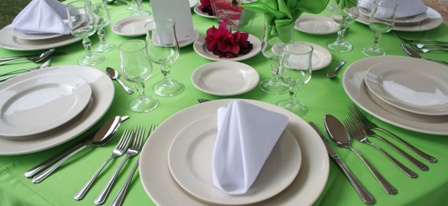Dekoracje stółu weselnego w soczystej zieleni