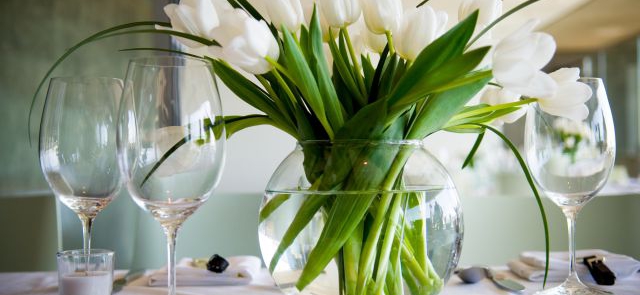Dekoracja stołu weselnego tulipanami