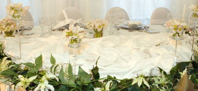 Stół weselny z zielonymi listkami