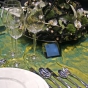 Stół weselny udekorowany zielono-złotym obrusem