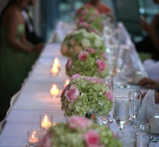 Dekoracja stół weselnego zielonymi hortensjami