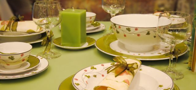 Stół weselny z zieloną świecą