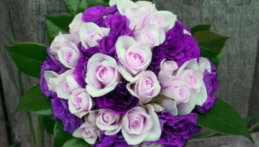 Bukiet ślubny z róż i fioletowej eustomy