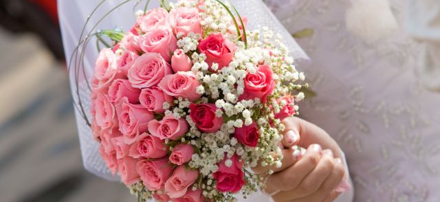 Róże w kolorze różowymi przystrojone gipsówką
