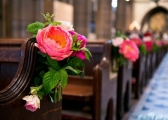 Dekoracje kościoła na ślub z żywych kwiatów