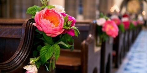 Dekoracje kościoła na ślub z żywych kwiatów
